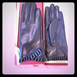 Black leather gloves with GG”a designer box
